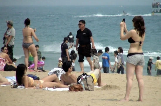 언냐들~ 해운대, 비키니입고 커피숍 가면 안되?_1.webp
