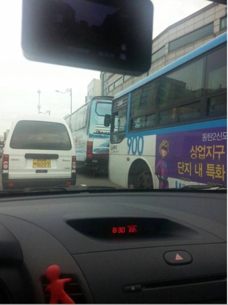 버스기사가 이유없이 겁나 째려봄_1.webp