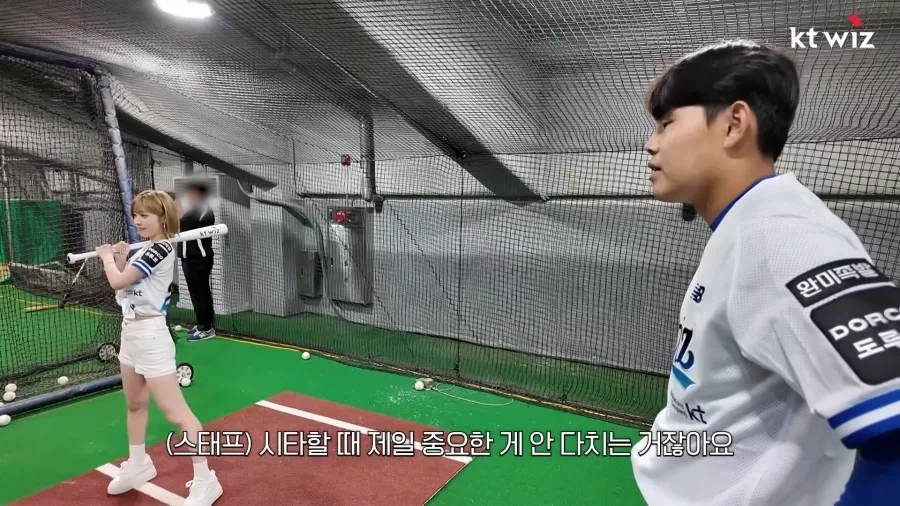 시구시타 하러 온 아이돌에게 좋은거 가르치는 소형준 선수.jpg_1.webp