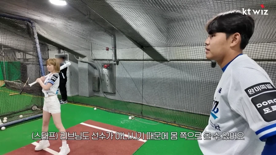 시구시타 하러 온 아이돌에게 좋은거 가르치는 소형준 선수.jpg_2.webp