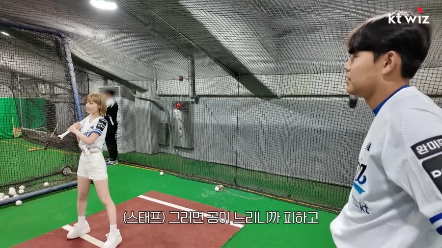 시구시타 하러 온 아이돌에게 좋은거 가르치는 소형준 선수.jpg_3.webp