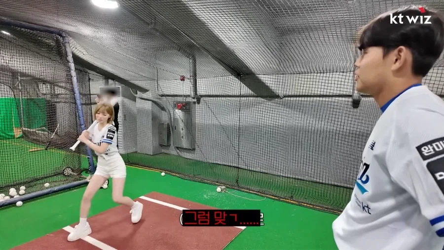 시구시타 하러 온 아이돌에게 좋은거 가르치는 소형준 선수.jpg_4.webp