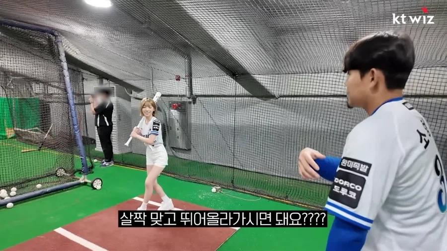 시구시타 하러 온 아이돌에게 좋은거 가르치는 소형준 선수.jpg_5.webp