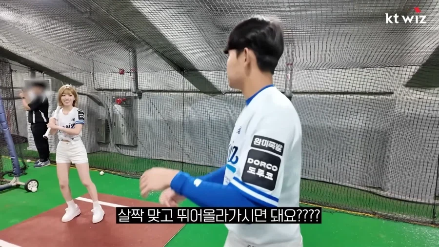 시구시타 하러 온 아이돌에게 좋은거 가르치는 소형준 선수.jpg_6.webp