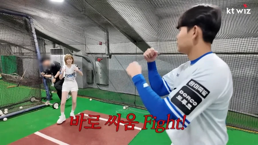 시구시타 하러 온 아이돌에게 좋은거 가르치는 소형준 선수.jpg_7.webp