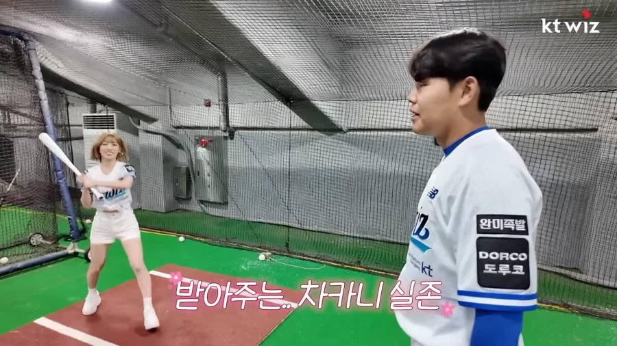 시구시타 하러 온 아이돌에게 좋은거 가르치는 소형준 선수.jpg_8.webp