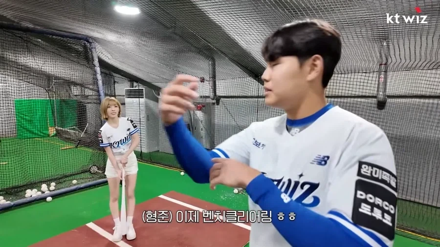 시구시타 하러 온 아이돌에게 좋은거 가르치는 소형준 선수.jpg_9.webp