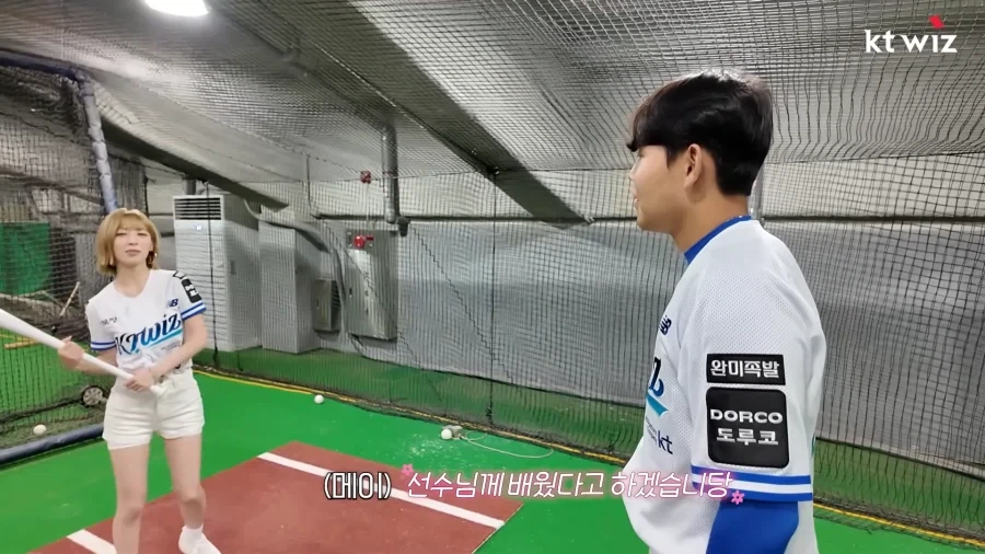 시구시타 하러 온 아이돌에게 좋은거 가르치는 소형준 선수.jpg_11.webp