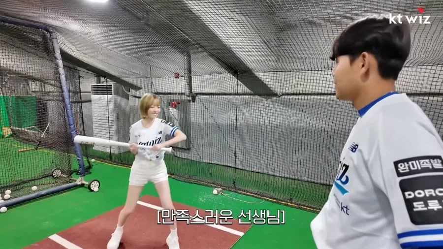 시구시타 하러 온 아이돌에게 좋은거 가르치는 소형준 선수.jpg_12.webp
