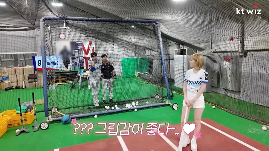 시구시타 하러 온 아이돌에게 좋은거 가르치는 소형준 선수.jpg_13.webp