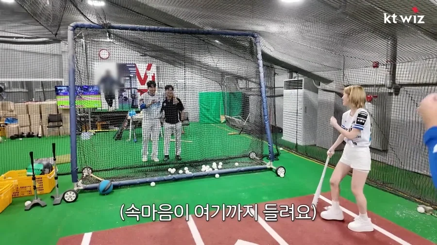 시구시타 하러 온 아이돌에게 좋은거 가르치는 소형준 선수.jpg_14.webp