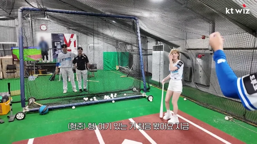 시구시타 하러 온 아이돌에게 좋은거 가르치는 소형준 선수.jpg_15.webp