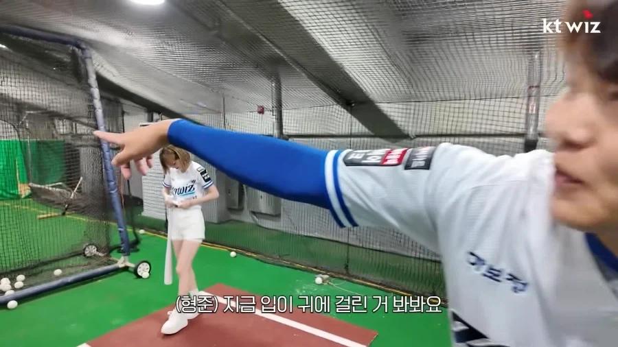 시구시타 하러 온 아이돌에게 좋은거 가르치는 소형준 선수.jpg_16.webp