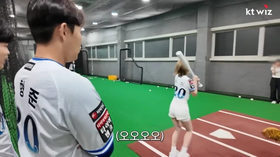 시구시타 하러 온 아이돌에게 좋은거 가르치는 소형준 선수.jpg_22.webp