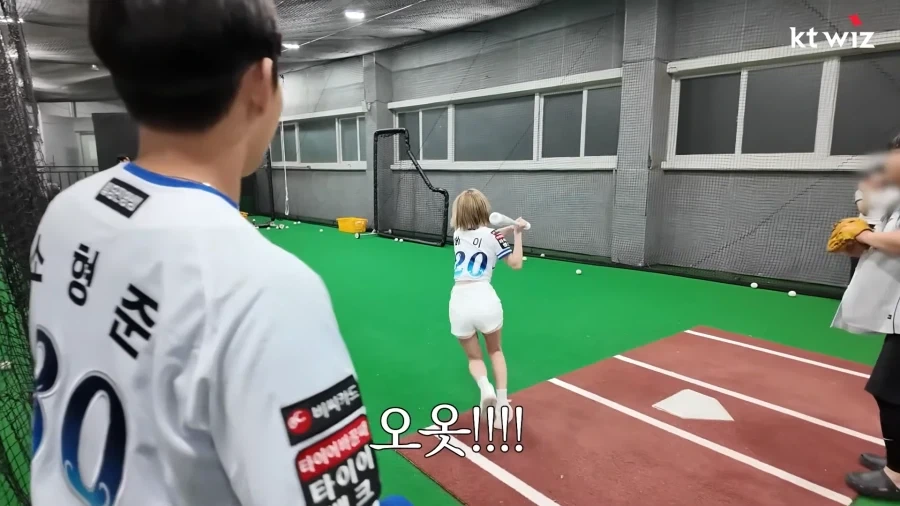 시구시타 하러 온 아이돌에게 좋은거 가르치는 소형준 선수.jpg_23.webp
