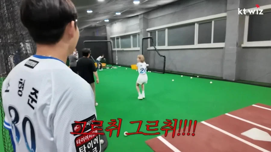 시구시타 하러 온 아이돌에게 좋은거 가르치는 소형준 선수.jpg_24.webp