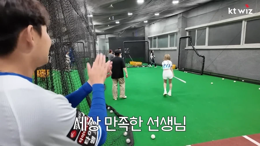 시구시타 하러 온 아이돌에게 좋은거 가르치는 소형준 선수.jpg_25.webp