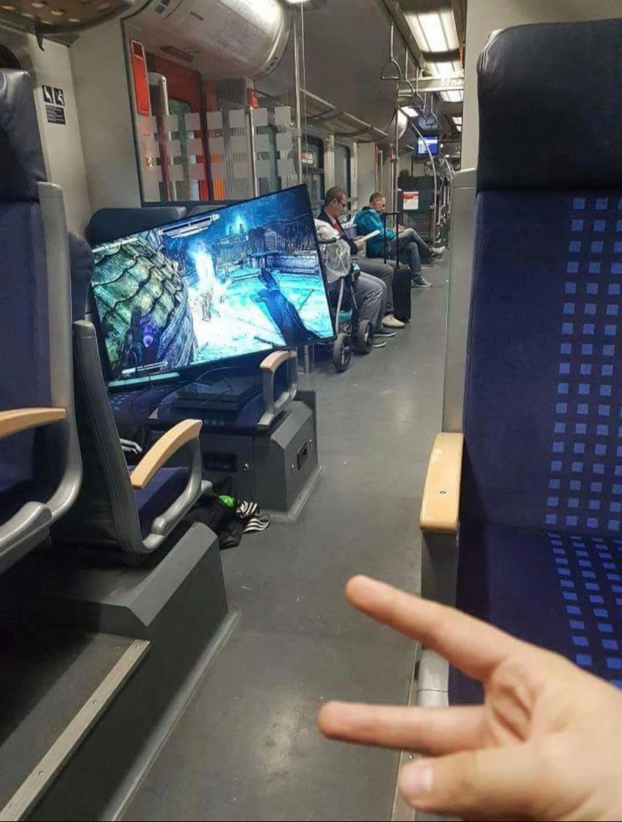 지하철에서.. 게임기 꺼내기 안쪽팔림? ㅋㅋ_3.jpg