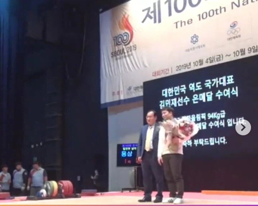 8위에게 은메달을 수여한 올림픽 위원회_4.webp