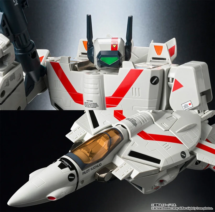 クリア成型のキャノピーとバトロイド時のキャノピーカバーは交換仕様。
