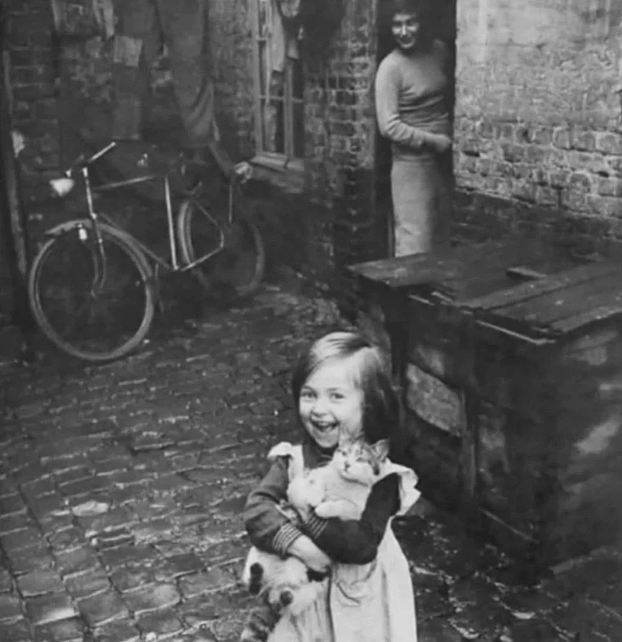 1959년 고양이 안고있는 프랑스 소녀_1.webp