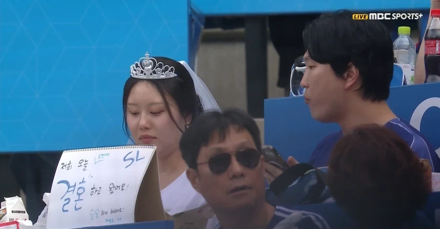 결혼식 끝나고 야구장 온 부부_1.webp