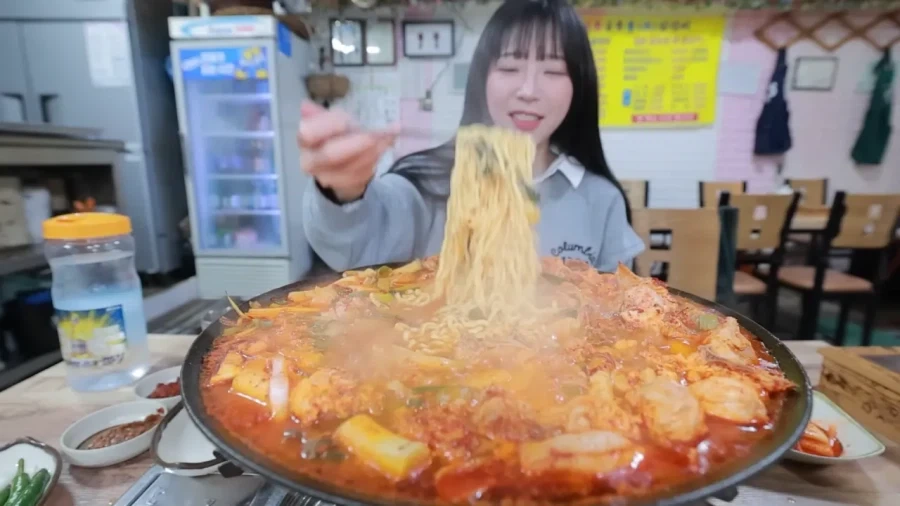 식사 전 가볍게 애피타이저 즐기는 쯔양_6.webp