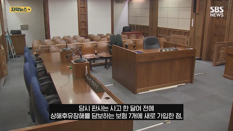 팔 스스로 자르고