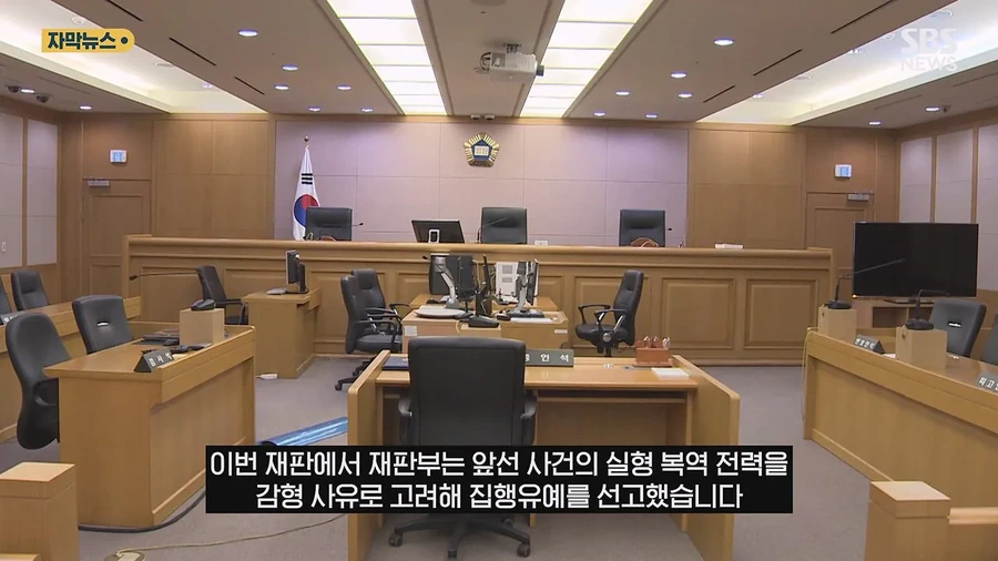 팔 스스로 자르고