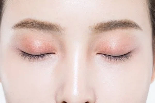 햇빛에 눈이 부실때 하면 안돠는 행동들_3.webp