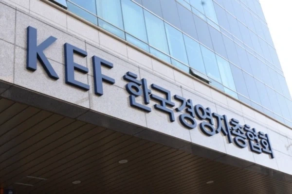 각종 노조들이 행진할때 그 코스에 있으면 경찰들이 2-3중으로 보호하는곳_1.webp