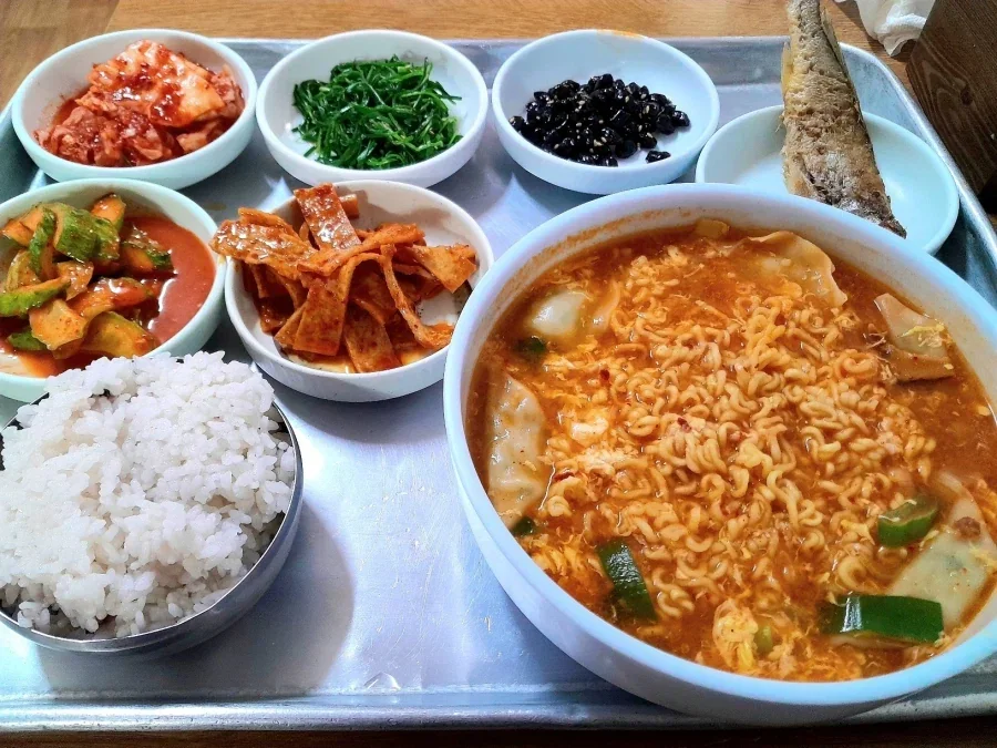 sns에서 화제라는 라면백반_2.webp