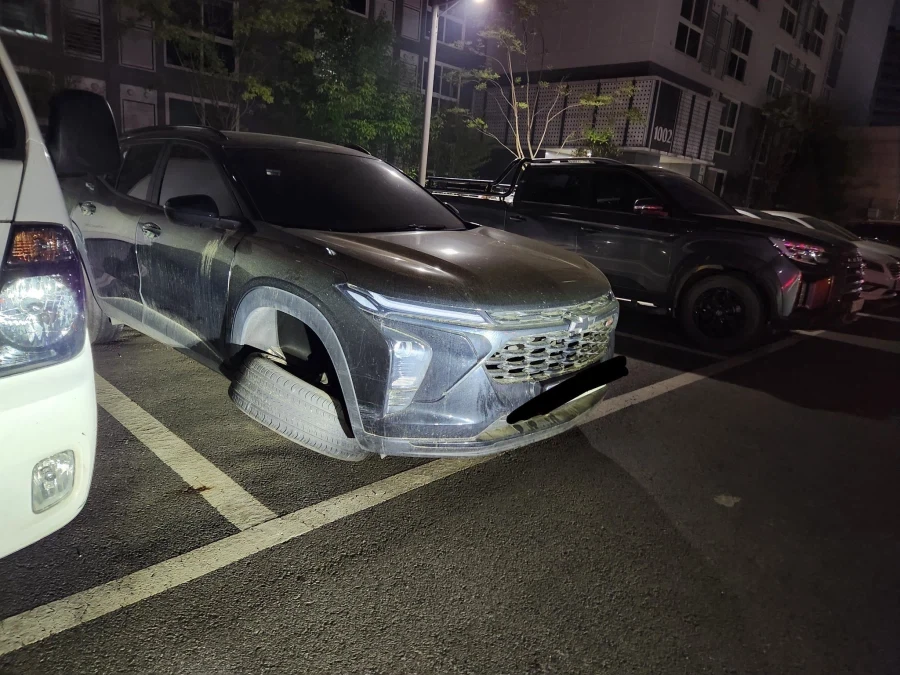 의외로 동네 주차장에서 볼 수 있는 자동차.Car_1.webp