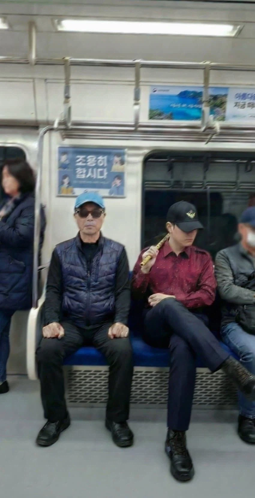 AI)지하철 진상 정상화하는 공익_1.webp