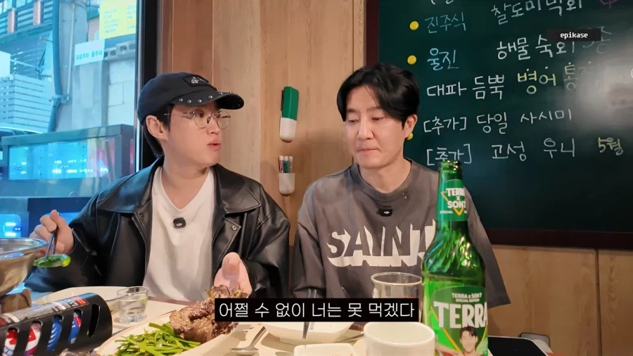 투컷 : 사장님들 연예인은 서비스 주지 마세요_12.webp