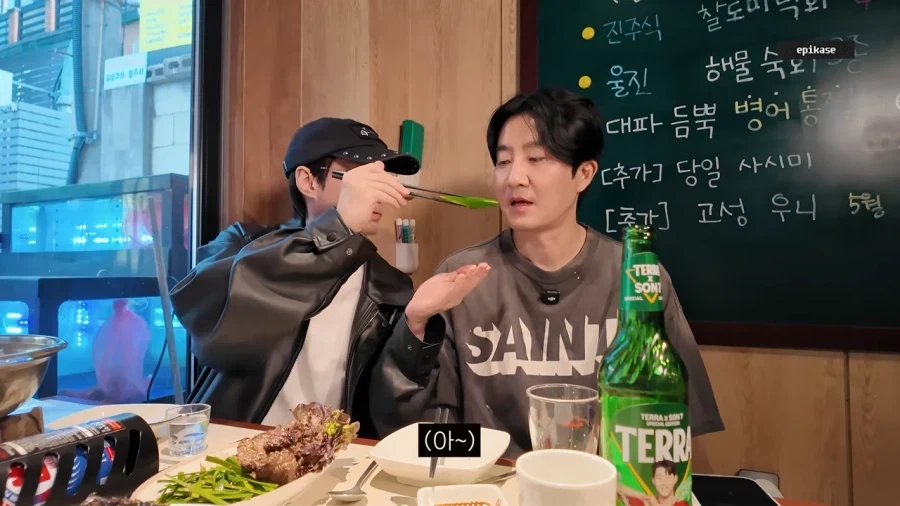 투컷 : 사장님들 연예인은 서비스 주지 마세요_14.webp
