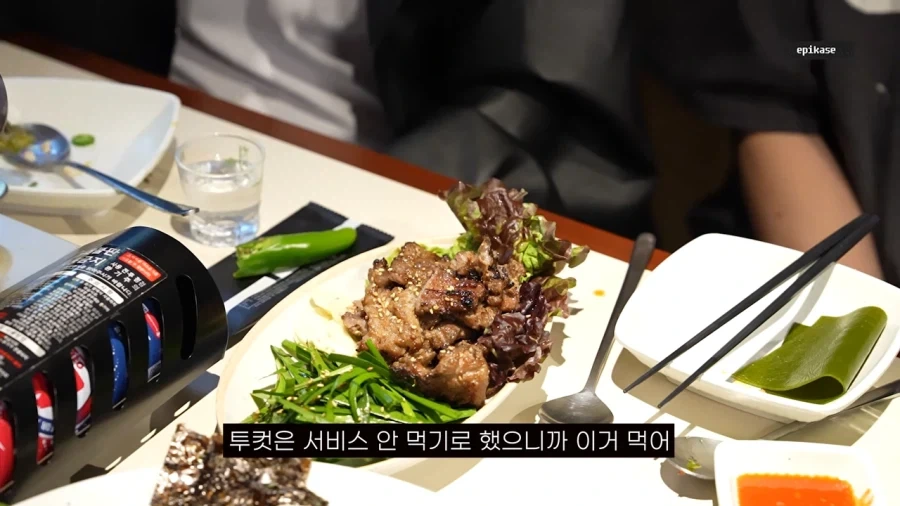투컷 : 사장님들 연예인은 서비스 주지 마세요_16.webp