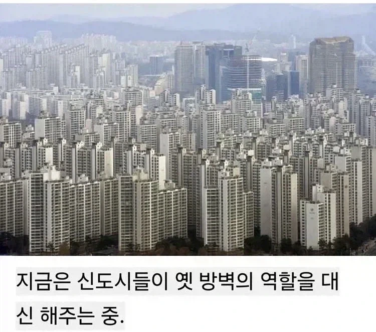 ??? : 북한의 침입에 대비해 장벽을 쌓자고?_2.webp