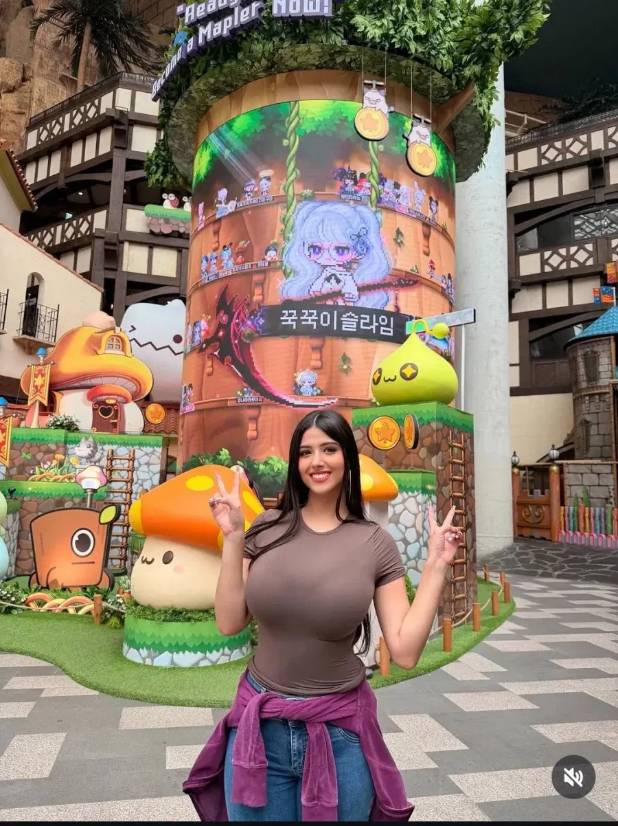 한국에 놀러온 대형 누나_1.webp