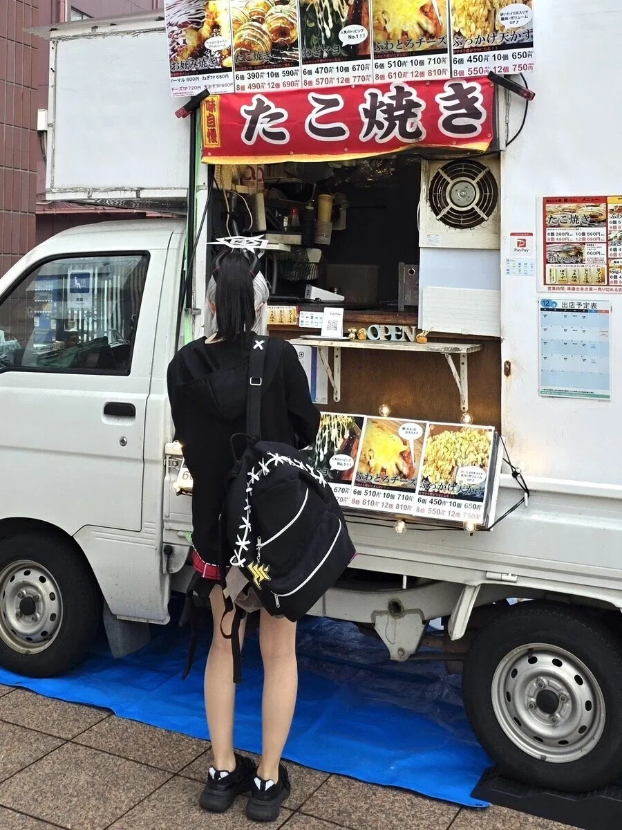 주변에 덕질 관련 행사 있으면 보는 풍경.jpg_1.webp