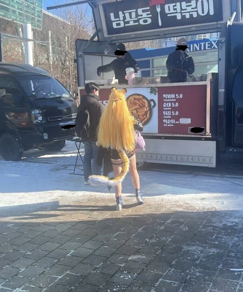 주변에 덕질 관련 행사 있으면 보는 풍경.jpg_2.webp