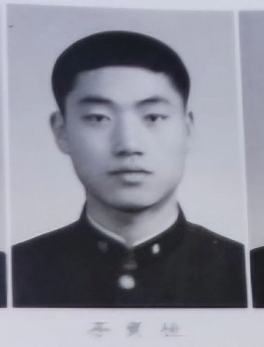 뚱이 성우의 젊은 시절 졸업사진.jpg_1.webp