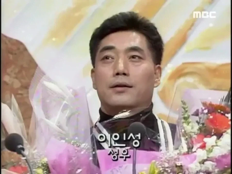 뚱이 성우의 젊은 시절 졸업사진.jpg_2.webp