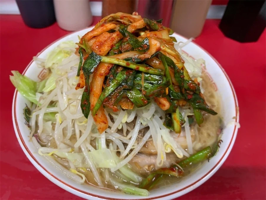 이제 김치를 올리기 시작한 지로라멘.jpg_1.webp