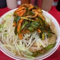 이제 김치를 올리기 시작한 지로라멘.jpg_2.webp