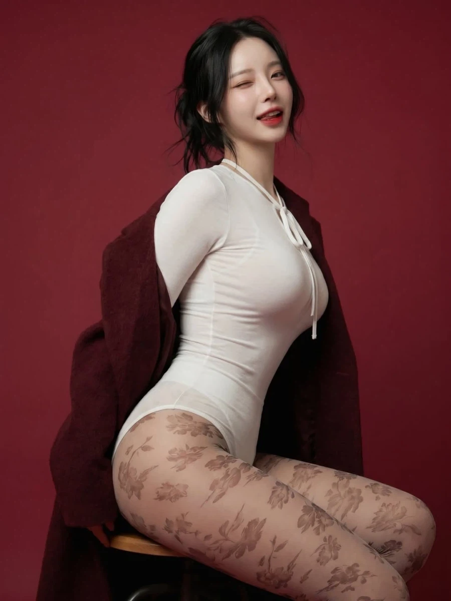 레오타드와 무늬스타킹을 입은_3.webp