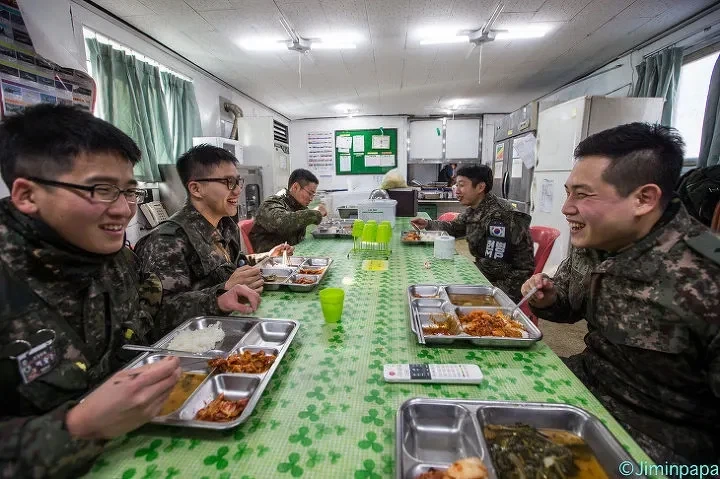 남자끼리 몰려다녀도 뭐라 안 하는 식당_1.webp