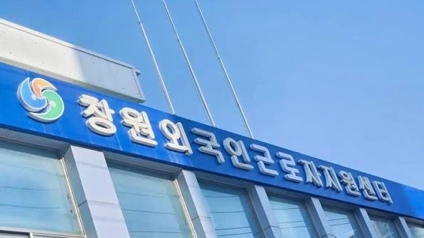 낮에는 외국인 노동자 지원, 밤에는 저질스런 본성을...