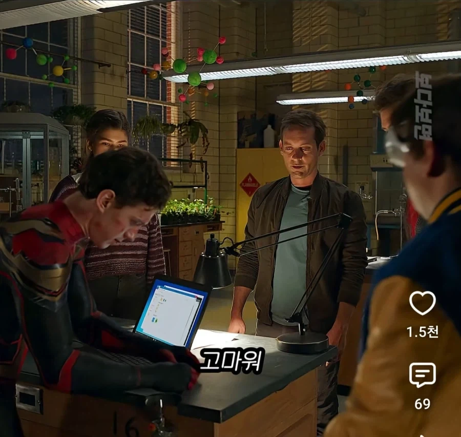 MCU) 생체 거미줄에 놀라는 스파이더맨들_2.webp