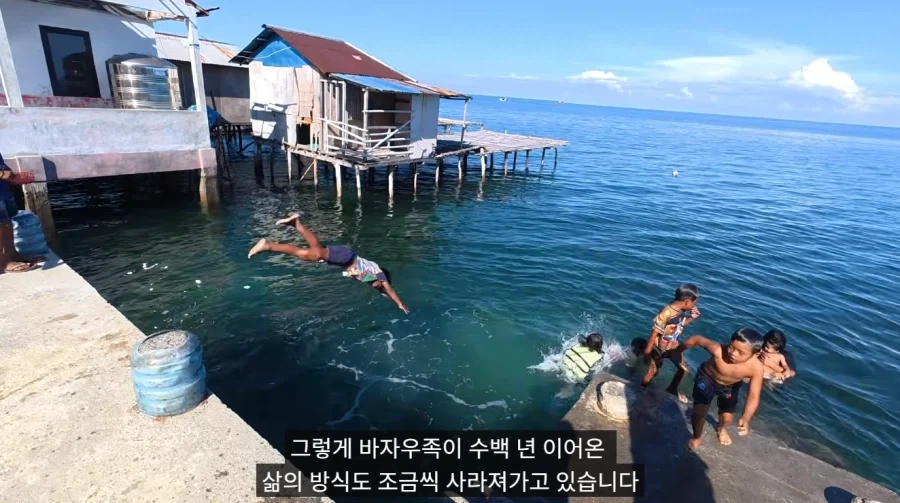 인도네시아 작은 섬나라의 어린이도 못참는_3.webp